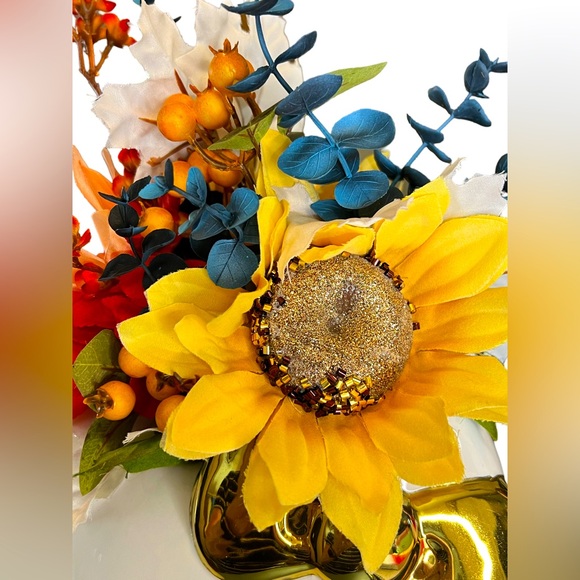 Hello Kitty Clearance Price is firm! Silk Floral Centerpiece Ceramic Planter - Picture 2 of 12